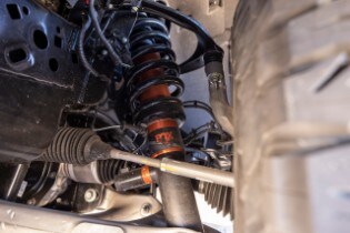 全新一代F-150猛禽带Live Valve™电控技术的全新一代FOX™ 减震器